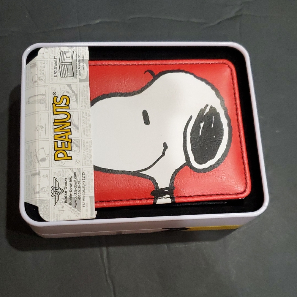 Peanuts Snoopy red oversized Snoopy printed bi-fold wallet in peanuts‎ tin case